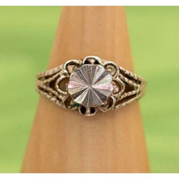 Vintage Gold Tone Dainty Floral Disc Art Nouveau Ring Size 5 - W6 - Picture 1 of 3